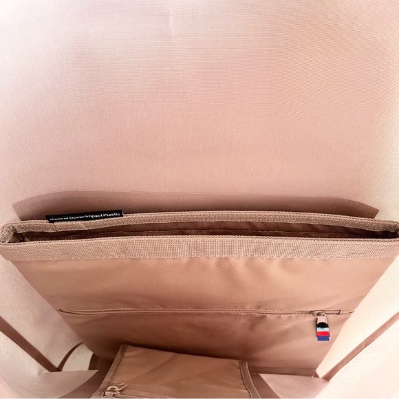 GOT BAG. | ROLLTOP TRAVEL BACKPACK 26L ECO-FRIENDLY WATERPROOF RECYCLED TAN GRAY - Picture 5 of 7